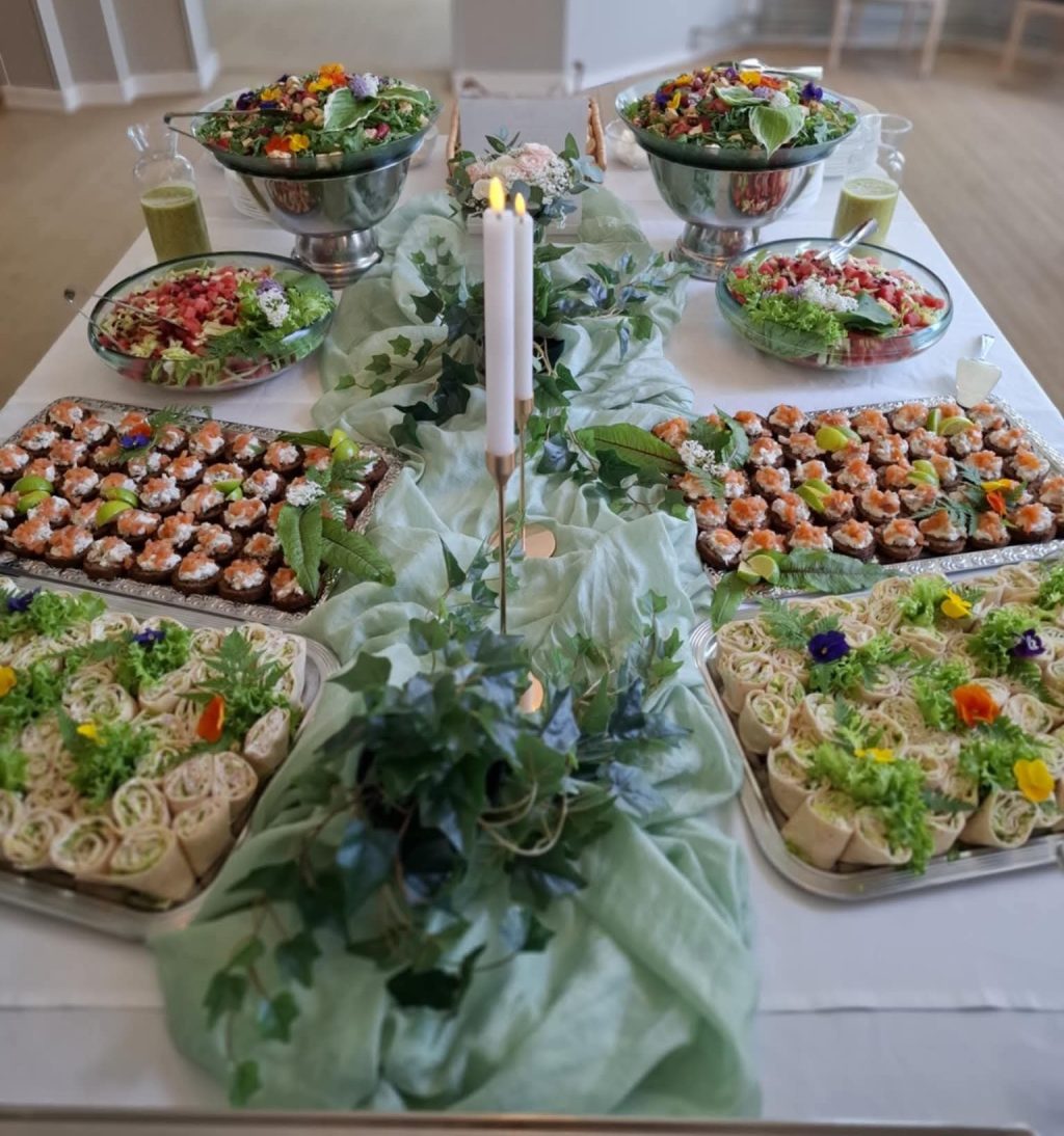 Ravintola Datan pitopalvelupöytä, jossa erilaisia salaatteja ja piirakoita. 