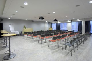 Seminaarin järjestäminen Datariinan Optio-salissa on helppoa. Kuvassa Optio-sali, jossa paljon tuoleja rivissä isossa kokoustilassa.